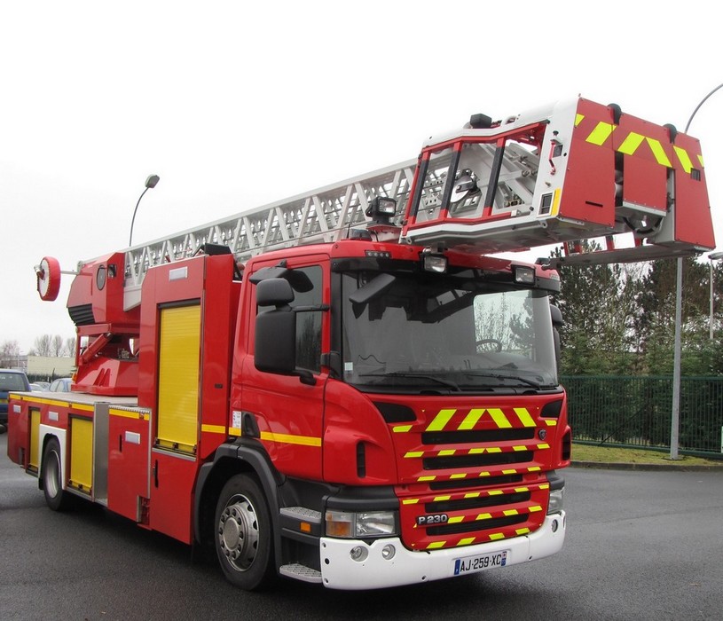 77 EPA SCANIA LAGNY 110 (2) b.jpg