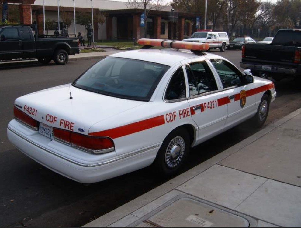 Ford Crown Victoria Cal Fire P4321 (2).jpg