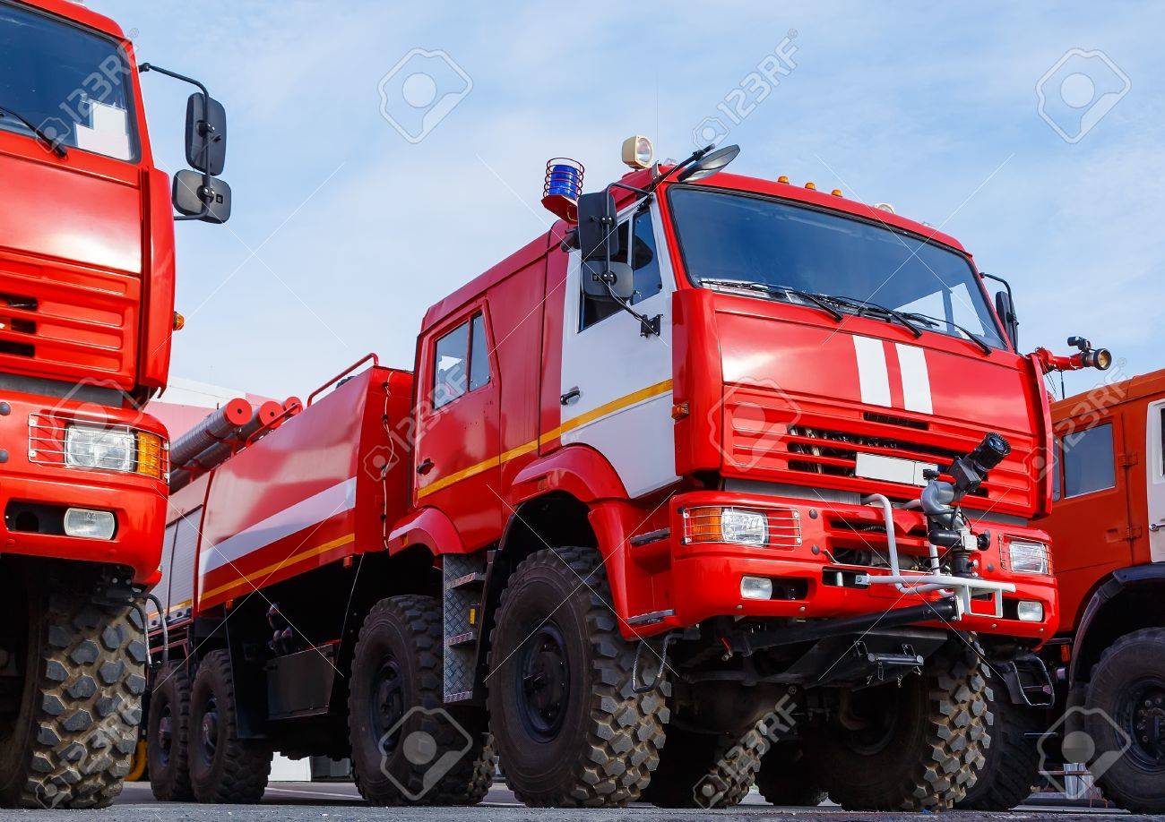64633545-les-nouveaux-camions-de-pompiers-russes-sont-prêts-à-se-battre-avec-le-feu-de-forêt.jpg