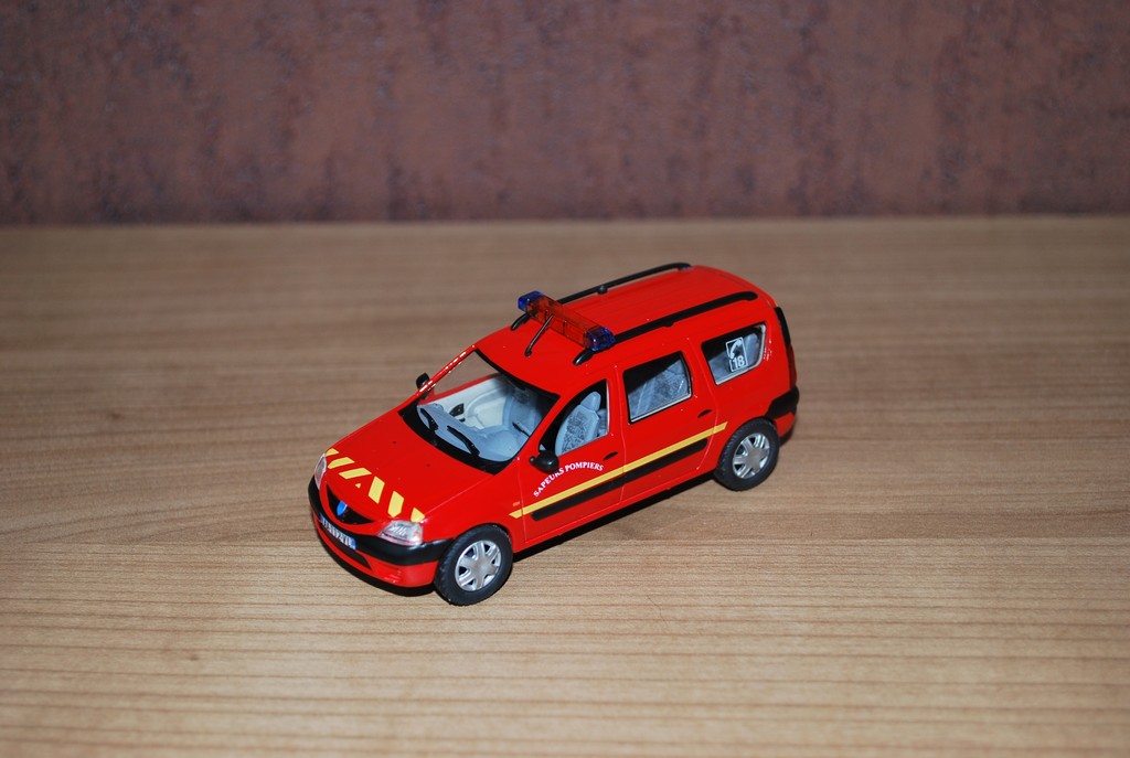Renault Dacia Logan MCV Pompier 2008.JPG