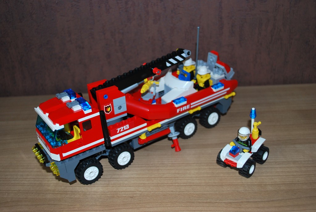 7213 Le camion tout terrain et son bateau.JPG