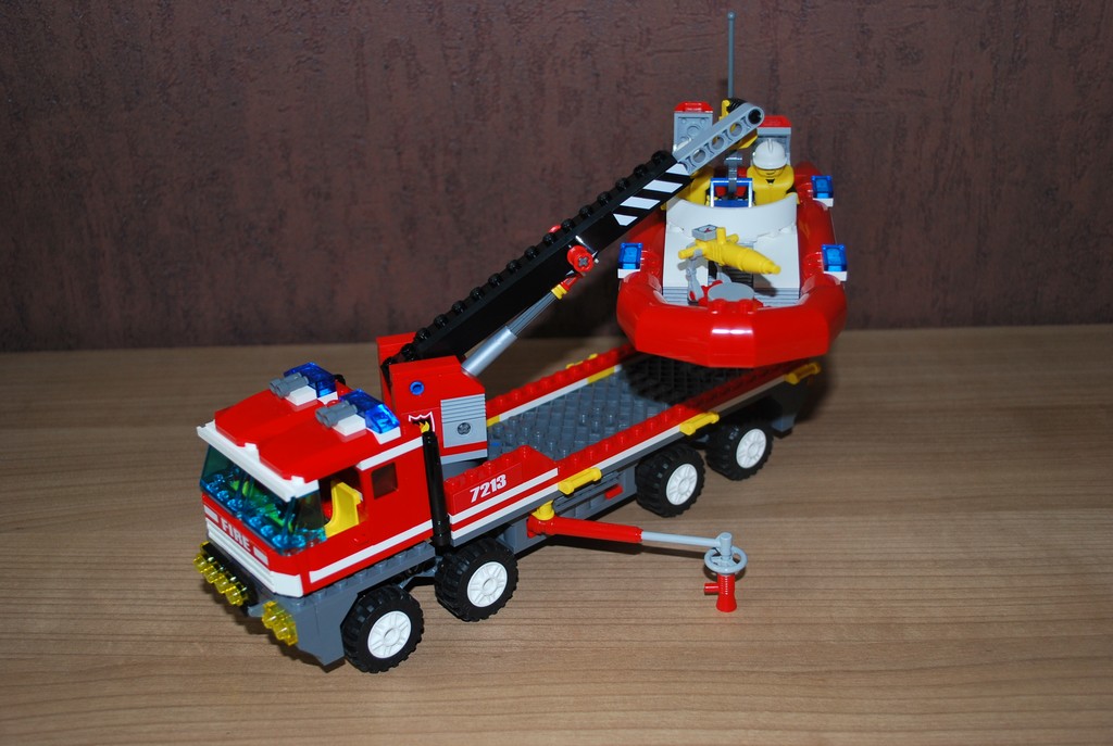 7213 Le camion tout terrain et son bateau3.JPG