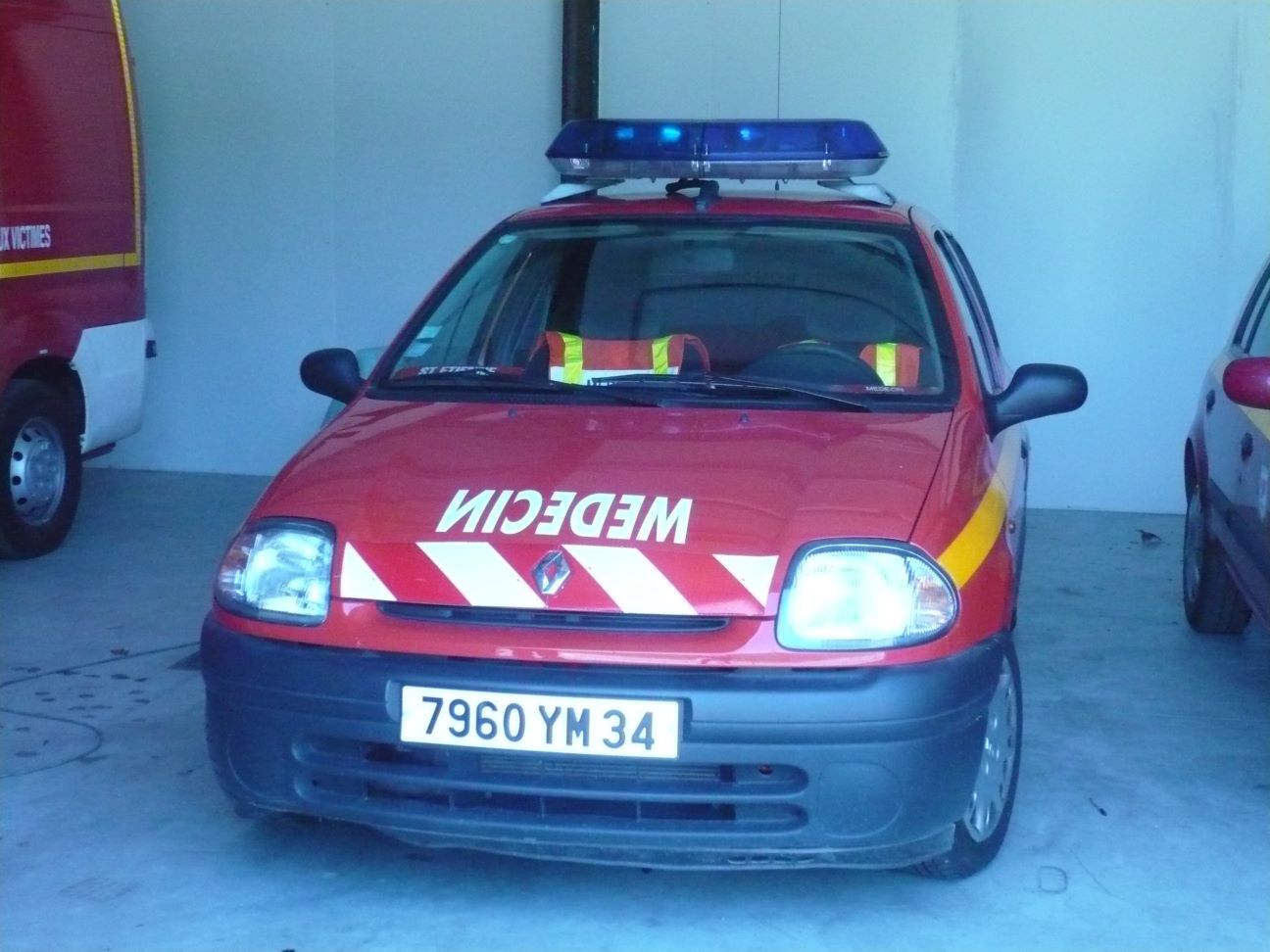 YM 7960 Renault Clio II VRM Saint-Etienne d'Albagnan.jpg