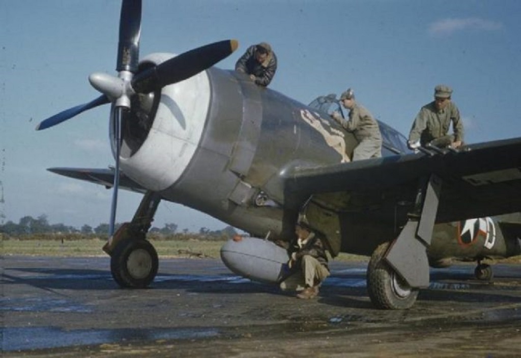 american_air_force_ground_crew_service_a_republic_p-47_thunderbolt_in_england_1943_tr1411-741x510-1-700x482.jpg