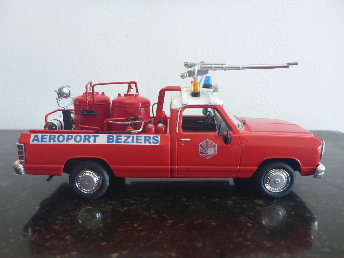34 Dodge Ram W200 VIR Aéroport Béziers.JPG