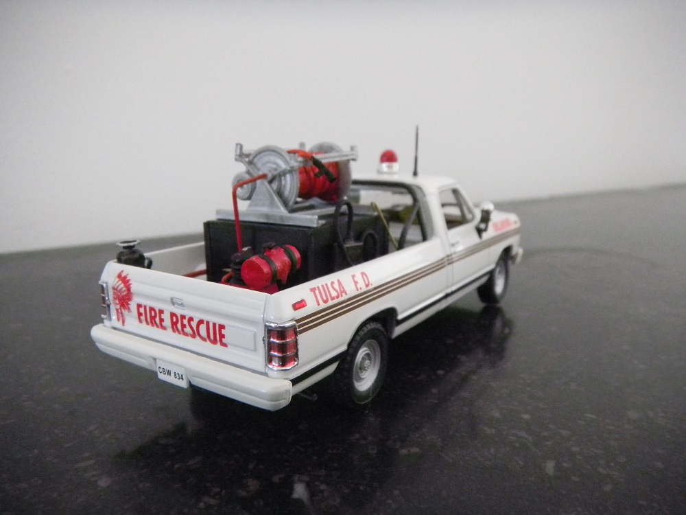Ixo-Perso Dodge RAM 1985 Brush (4).JPG