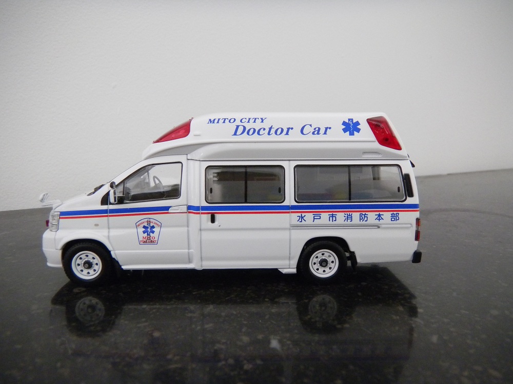 Tomica LV N43 01b Nissan Mito City Doctor Car.JPG