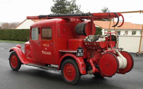 ANCIENNE AUTOPOMPE DU CSP DE THOUARS SUR CHASSIS RENAULT 1930 REFAITE PAR AMICALE DU CSP DE THOUARS.jpg