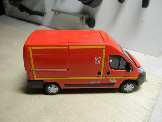 VTU- pose bandes jaunes et décalcos B.jpg