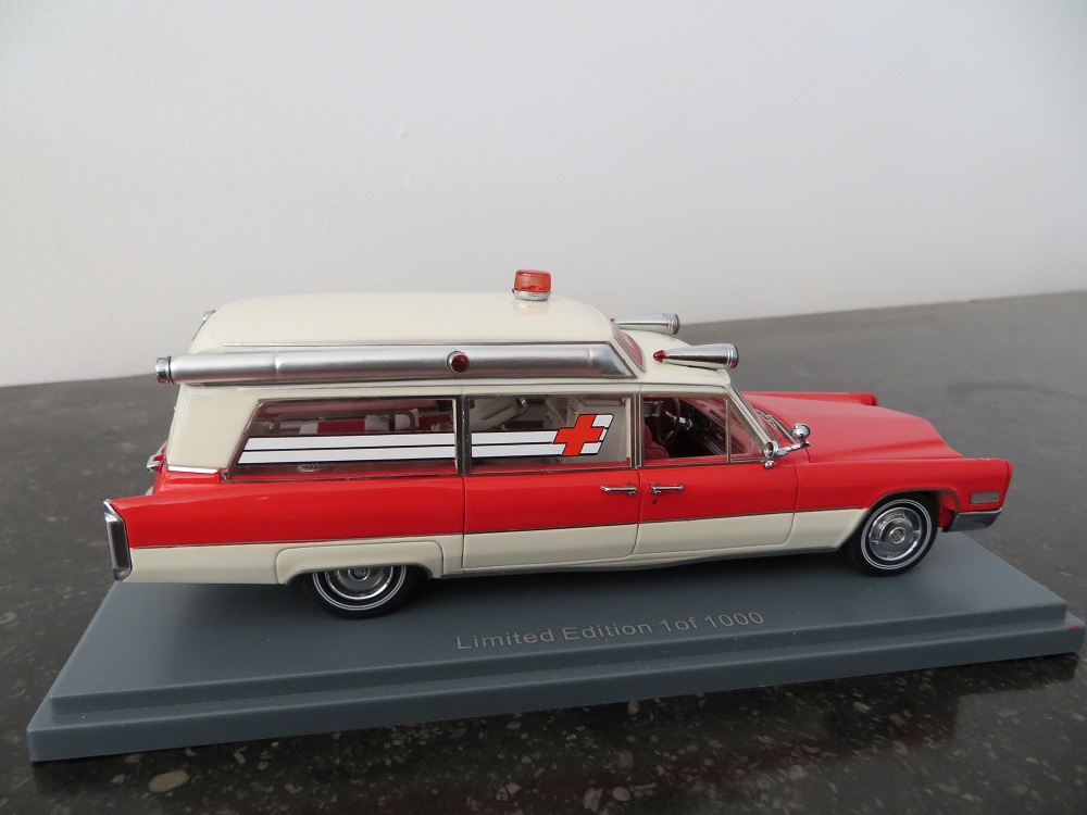 Cadillac S&S Ambulance Rouge et Blanche.JPG