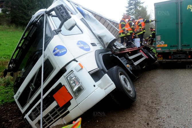 accident-camion-dans-le-fosse-au-col-d-urbeis-photo-dna-franck-delhomme.jpg