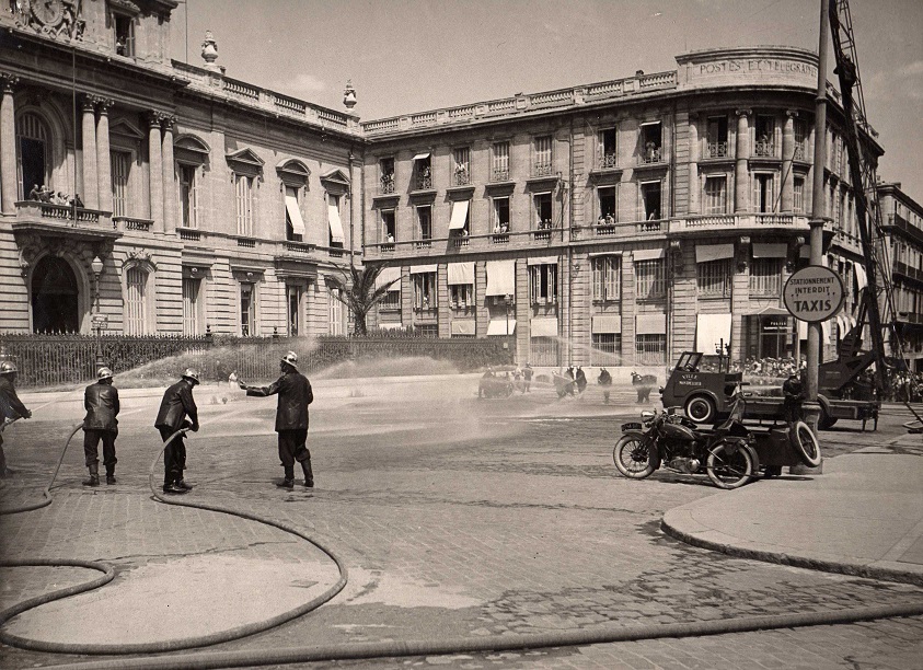 manoeuvre devant la pr-fecture au 1er plan le side car r-n- Gilet et un peu en arri-re l--chelle Gugumus.jpg