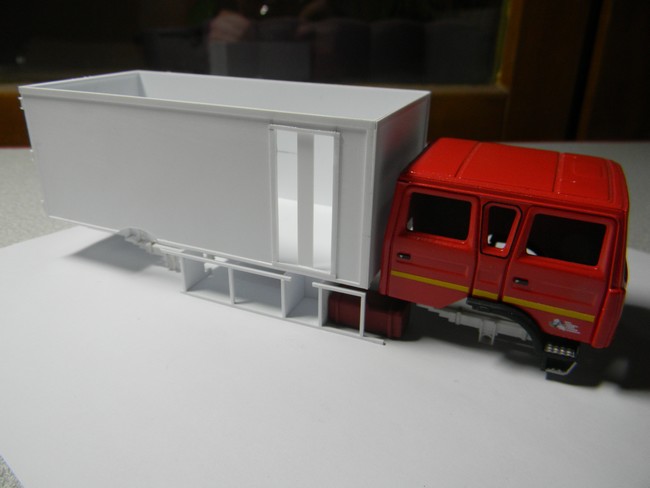 FSD- Présentation coffres latéraux côté passager avec caisse 001.jpg