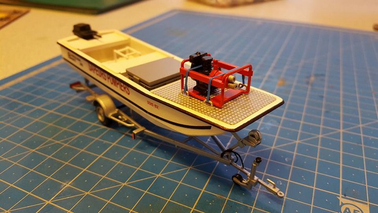 BRS- Aperçu moto-flottante dans barque avec remorque 002.jpg