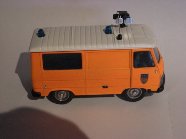 FID  PEUGEOT J9 orange a.jpg