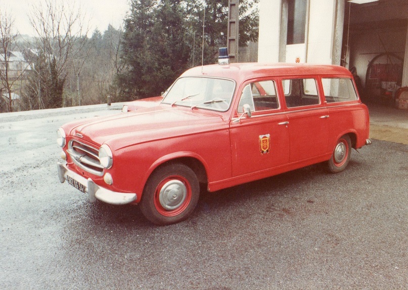 KG 502 PEUGEOT 403 U5 Break VL LA SALVETAT.jpg