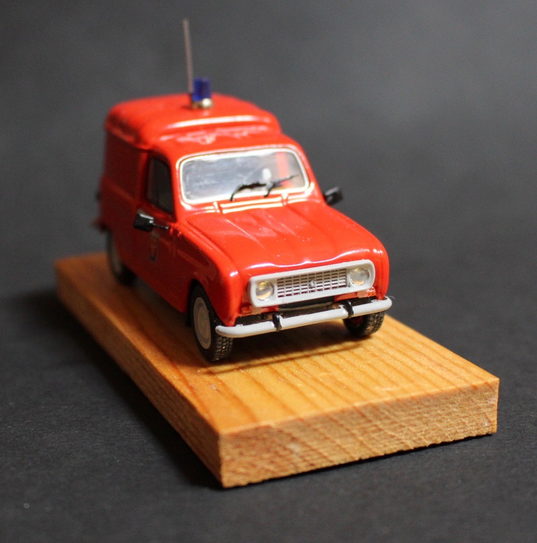 F RENAULT R4 Lunel a.jpg